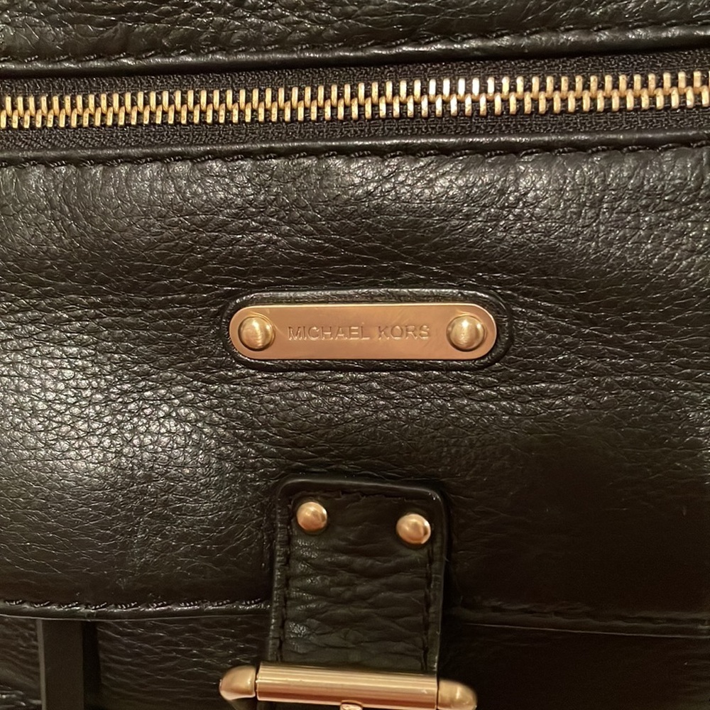 MICHAEL KORS BLACK LEATHER MESSENGER PURSE - Picture 12 of 12